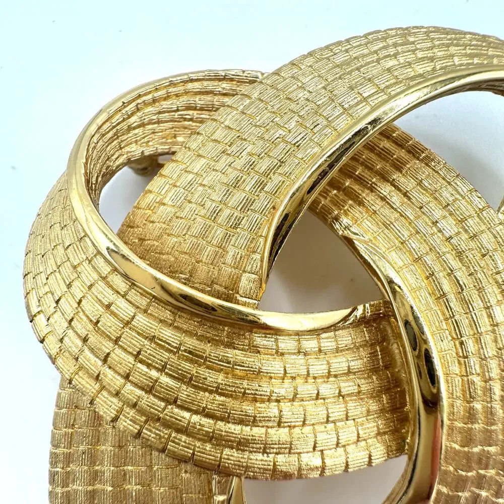 Monet signed vintage gold tone twisted rope ribbon textured 3D brooch